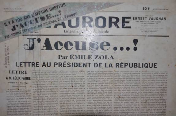 Capa famosa de jornal em que Emile Zola intercede por Dreyfus, preso nas Îles de Salut, na costa próxima à Kourou, na Guiana Francesa